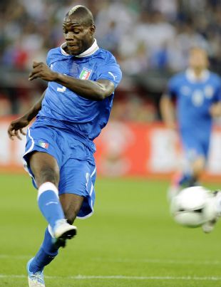 Gerard Pique feels Mario Balotelli could cause Spain problems